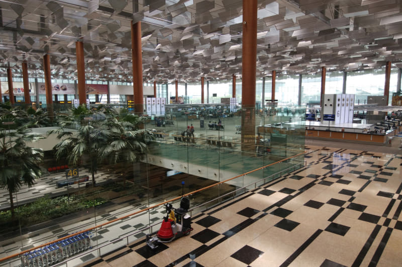 海外の空港。到着後は真っ先にSIMのお店に走った思い出がある人も多いのでは?