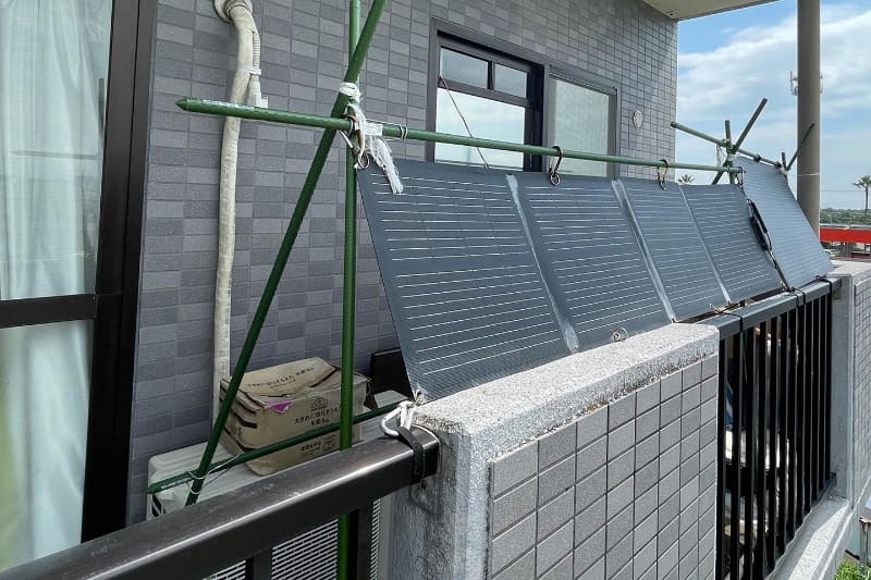 2枚を並列つなぎにしてベランダ前面に設置