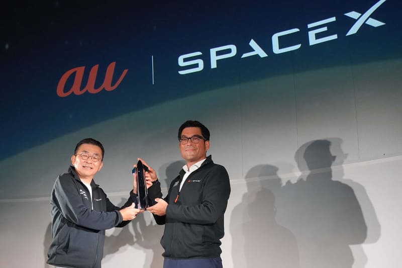 KDDIの髙橋誠・代表取締役社長 CEO（左）と、スペースX SVP of Commercial BusinessであるTom Ochinero氏（右）