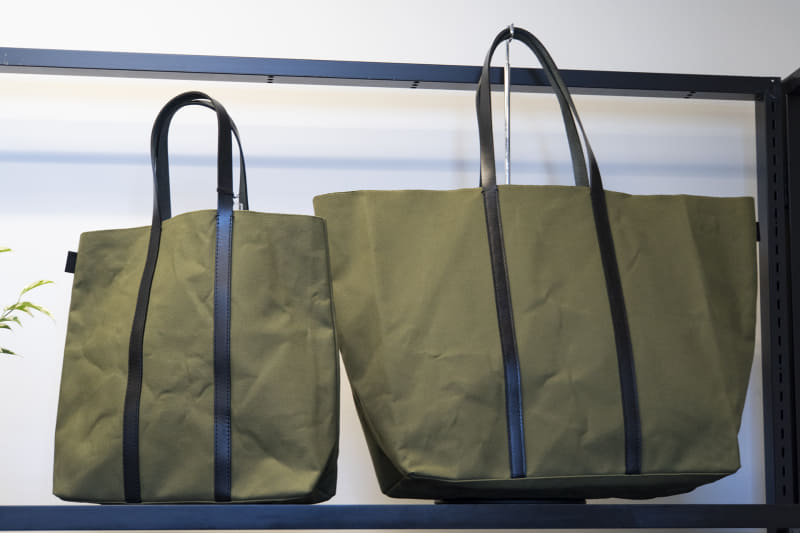 UNTRACK PARK/TCの新色カーキ。右がトート横L