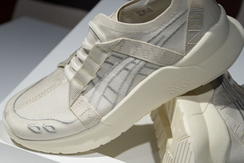 紐を通す部分や刺繍によるデザインでパーツ削減