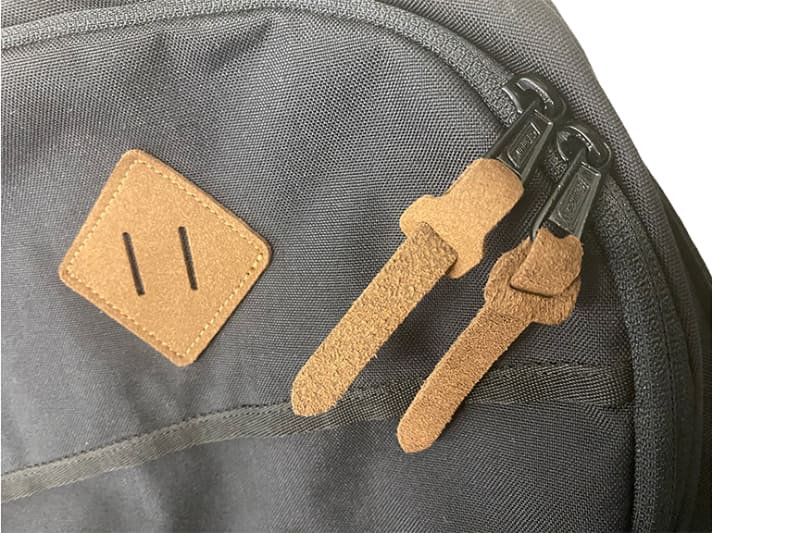 ピッケルホルダーと引手は耐久性に優れた合成皮革