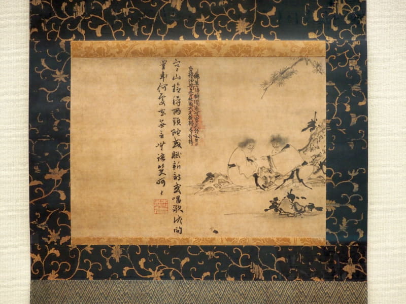 本館では、中国の因陀羅(いんだら)が元時代に描いたと伝わる、国宝《寒山拾得図(禅機図断簡)》をはじめ、明治期までに描かれた様々な「寒山拾得」が並ぶ
