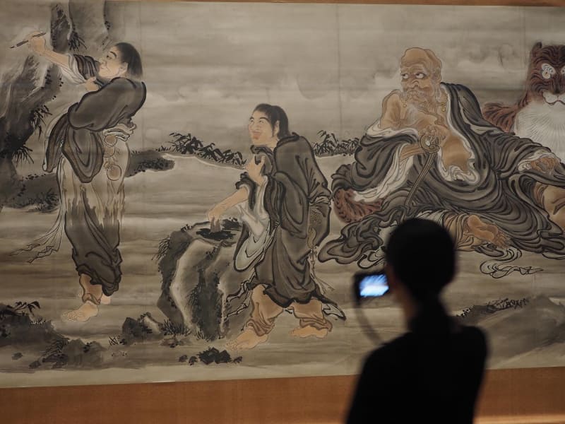 本館2階での特集展では、前期に因陀羅(いんだら)の描いた国宝《寒山拾得》や、河鍋暁斎の《豊干禅師》、後期で「寒山拾得図」の基準とも言える顔輝(がんき)筆と伝わる《寒山拾得図》などが展示される