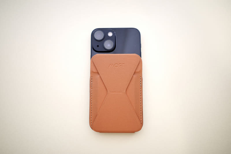 筆者のiPhone 13miniに装着した様子。サイズはギリギリだが、問題なく使用できる