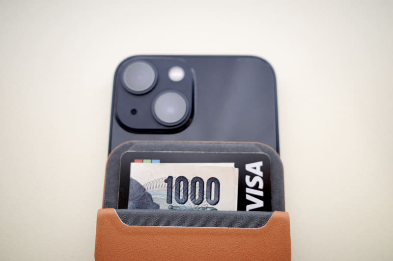 カード入れにはクレジットカードや紙幣を収納できる
