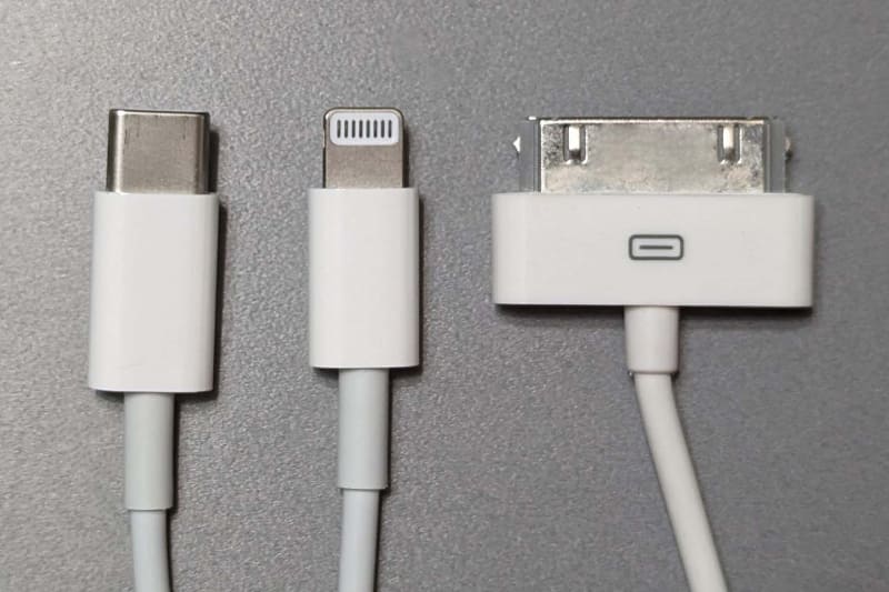iPhoneのコネクタ向けのケーブルを順に並べたところ。左から、USB Type-C、Lightning、30ピン(Dockコネクタ)
