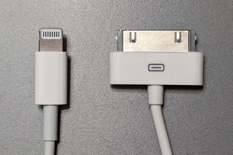 Lightningコネクタ(左)と30ピン仕様のDockコネクタ(右)