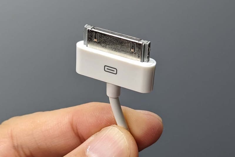 Dockコネクタは幅が約22mmもあるほか、表裏もあり扱いにくい