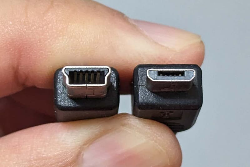 MiniB(左)とmicroB(右)はいずれも表裏がある