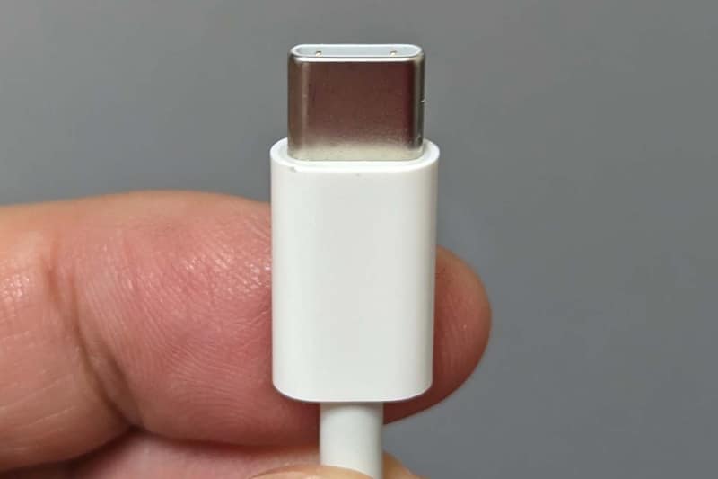 USB Type-C。USB-IFの推進する規格で、Lightningと同じく表裏のないリバーシブル仕様