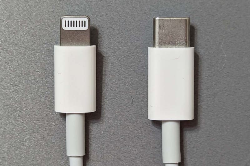 Lightning(左)との比較。コネクタの径はUSB Type-Cのほうがわずかに大型