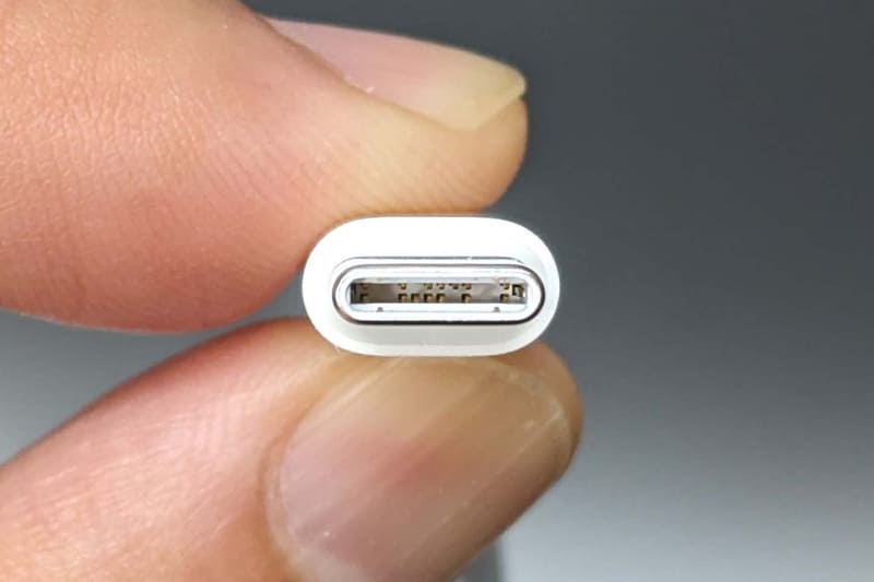 USB Type-Cはピンは内側にあり、汚れや摩擦などには強い