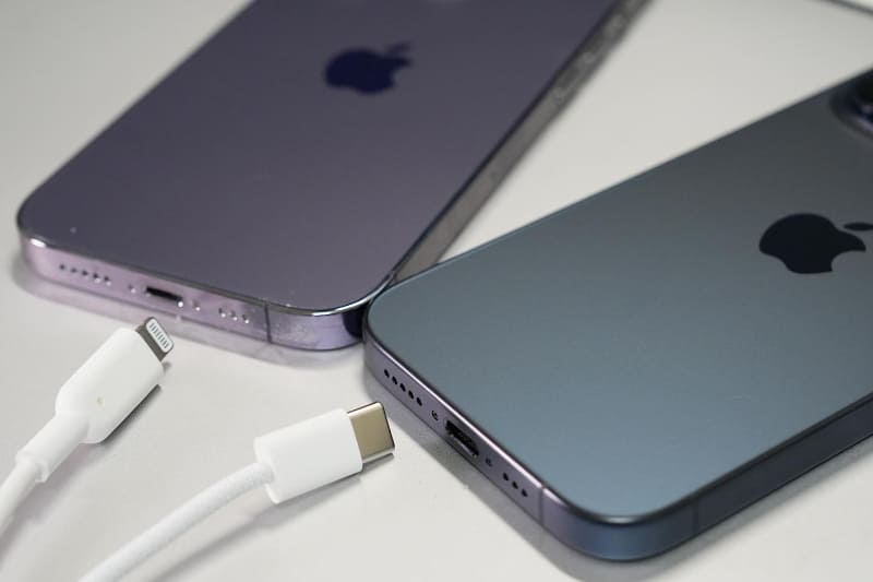 iPhone 14 Pro/Lightning(左)とiPhone 15 Pro/USB Type-C(右)