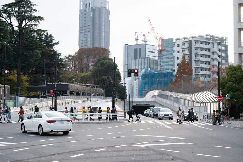 明治通りバイパス、新宿区内藤町(新宿御苑横)の国道20号交差点から代々木方面を見たところ。2022年12月撮影