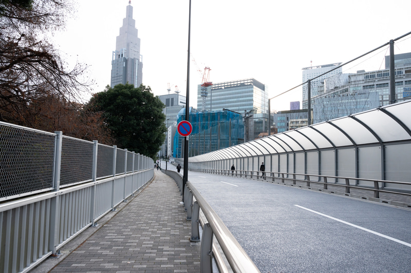 新たに開通した区間は、上り下りを地下と地上に分けた構造。新宿から代々木方面に向かう内回りは地上。歩道も整備されている