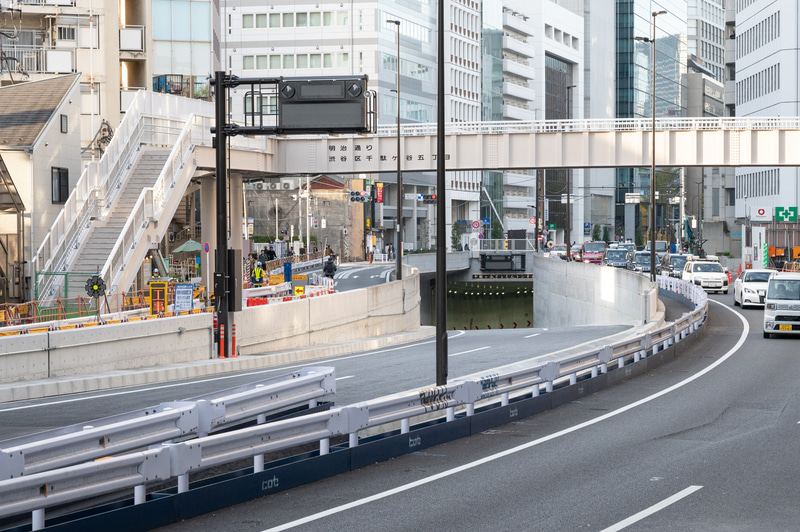 渋谷区千駄ヶ谷五丁目付近、明治通り外回りに作られた「千駄ヶ谷ぎょえんトンネル」入口。2022年12月撮影
