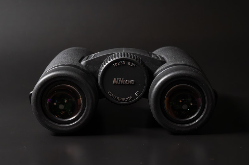 10×30は倍率が10倍で対物レンズ有効径が30mmという意味です。6.7°は実視界で、見掛視界は60.7°です。防水仕様で、EDガラスが使用されています