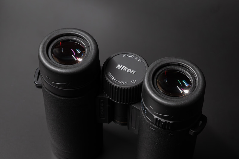 接眼レンズはメガネのままでも見やすいロングアイレリーフ仕様です