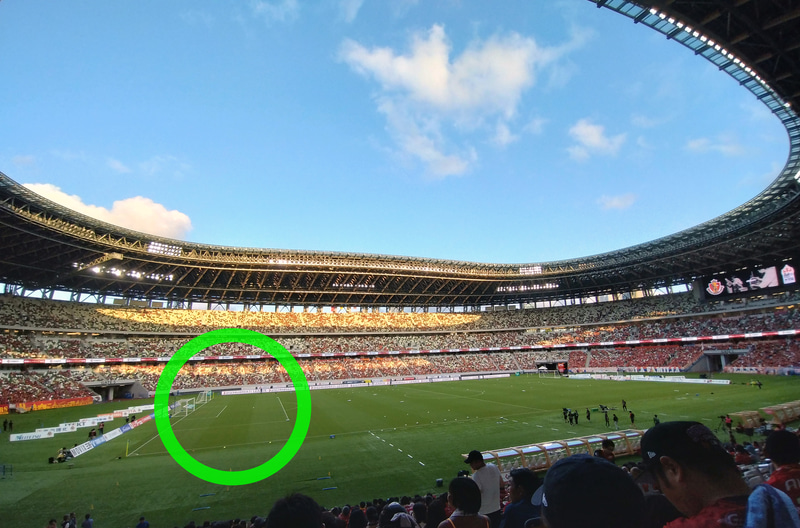 新国立競技場の座席から。アバウトですが、緑の丸が双眼鏡で見えていた範囲です