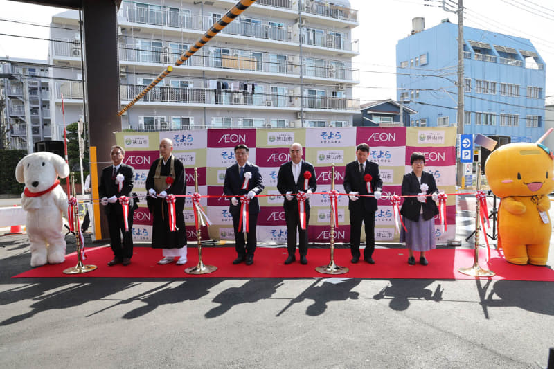 テープカットの様子