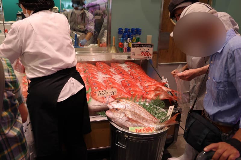 鮮魚の対面販売も