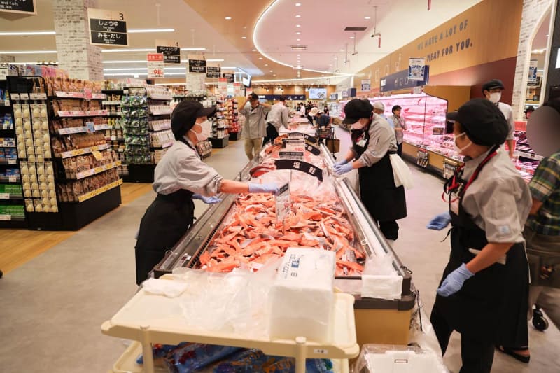 うなぎ販売コーナーでは長蛇の列も