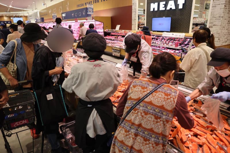 うなぎ販売コーナーでは長蛇の列も