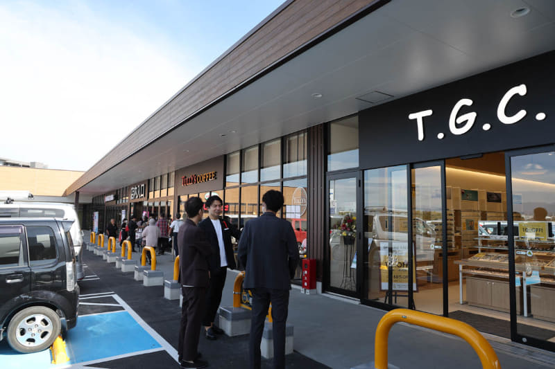 2階は屋上駐車場と専門店を展開