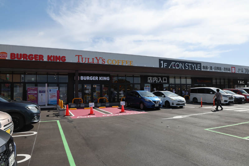 2階は屋上駐車場と専門店を展開