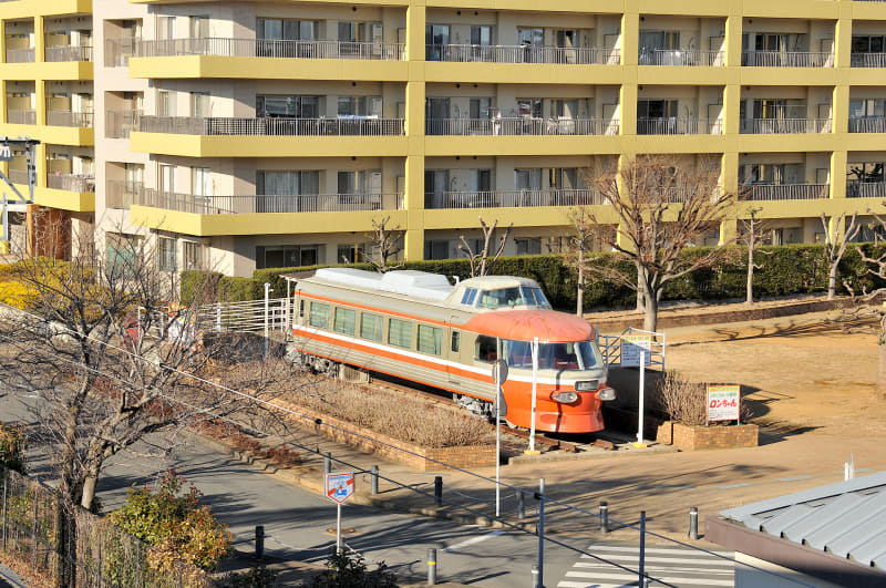 引退後、開成駅前に保存展示されている3100形NSE