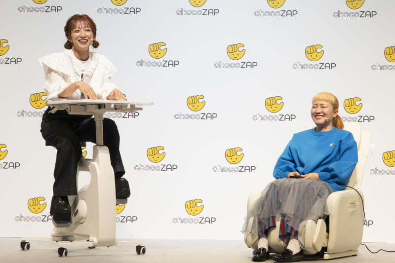 サービス体験をする辻希美さん(左)と丸山桂里奈さん(右)