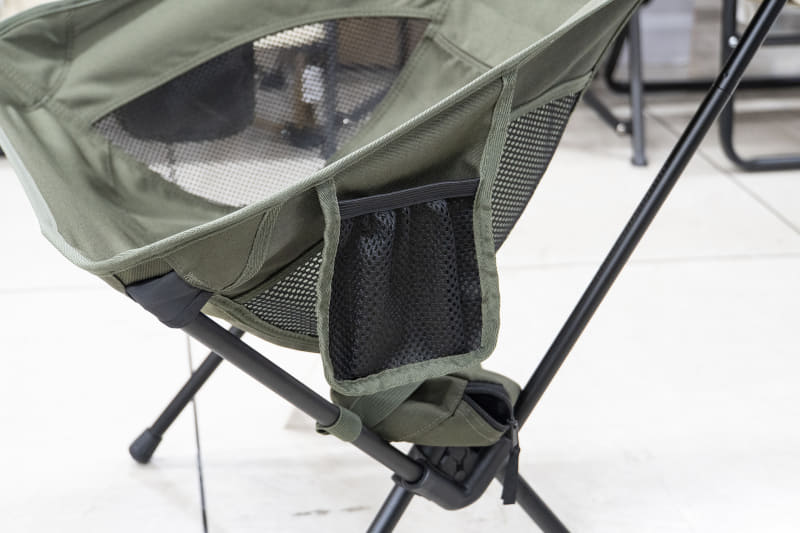 両サイドにはペットボトルやスマホを収納できるポケット付き