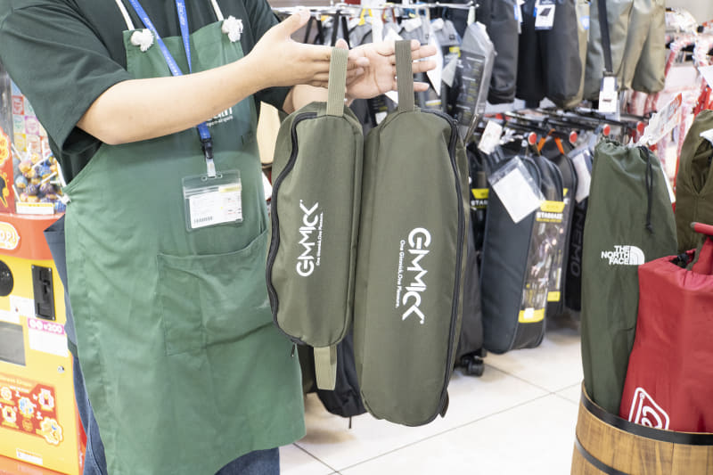 右がギミック・チェアー、左がミニチェアーの収納時。どちらもコンパクトに持ち歩ける