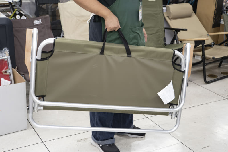 折りたたむとスリムになるので収納にも困らない。本体にストラップが付いているのも便利