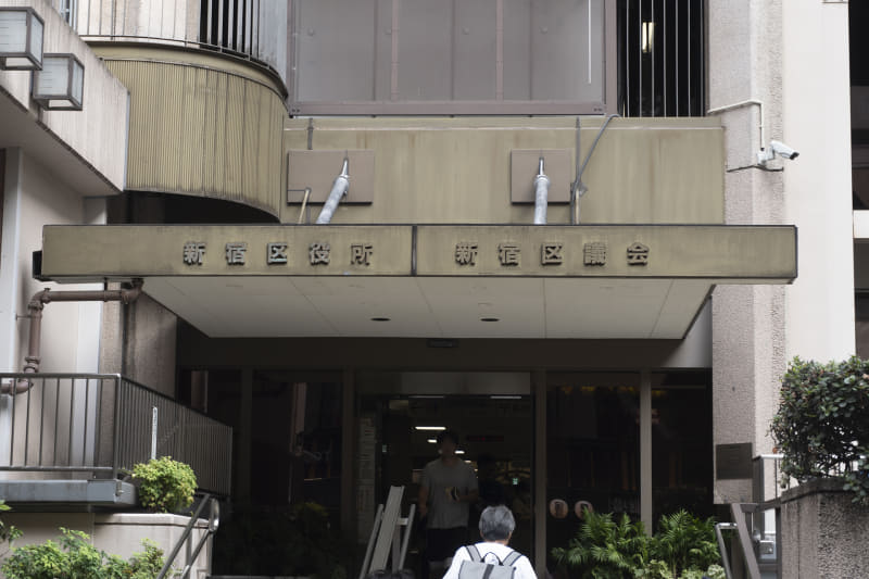 ハナミチ東京 歌舞伎町の目の前には新宿区役所本庁舎がある