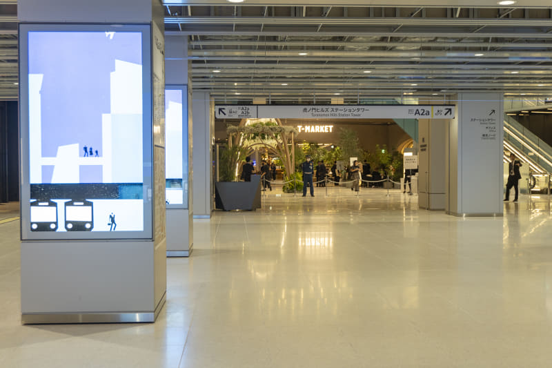 虎ノ門ヒルズ駅改札を出て右手側に、ステーションタワー地下2階のT-マーケットが見える
