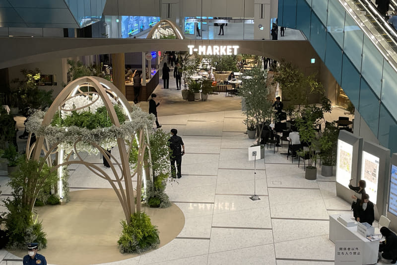 T-マーケットは虎ノ門ヒルズ駅のホーム(北千住方面)からも見える