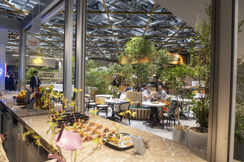 様々な店のメニューを楽しめる