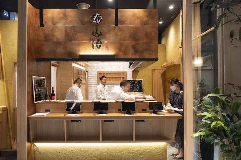 立ち食い寿司や角打ちの店舗などもある