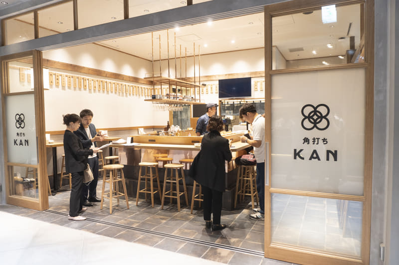 立ち食い寿司や角打ちの店舗などもある