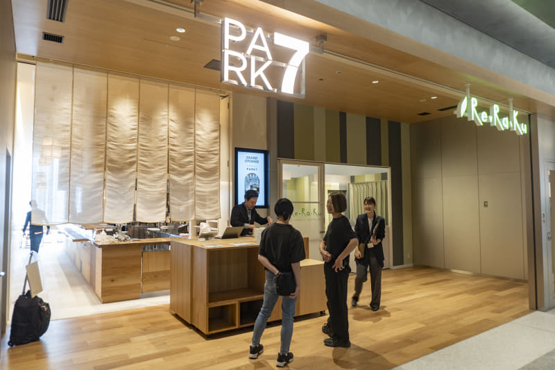 昼はお弁当、夜はスタンディングバーの「PARK7」(手前)とボディケア「Re.Ra.Ku」(奥)