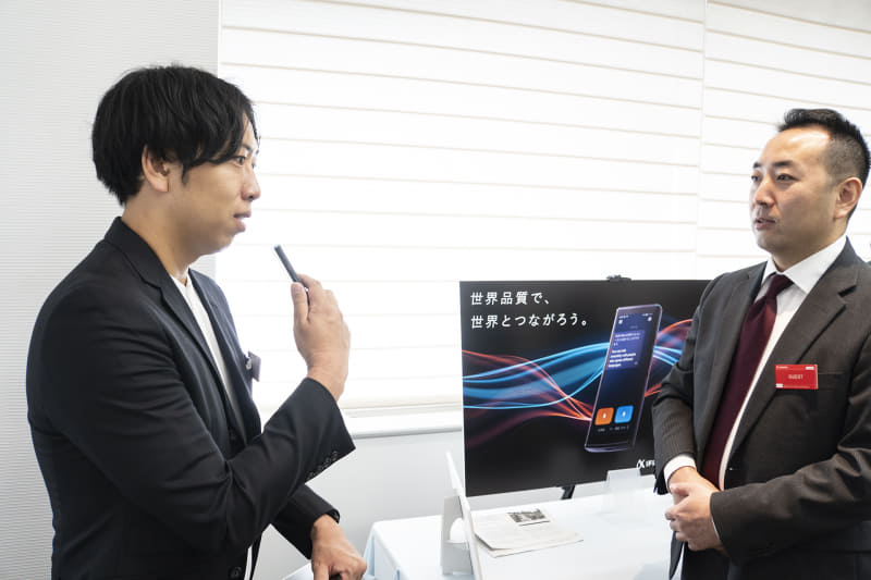 口元に近づけると聞き取り状態となる