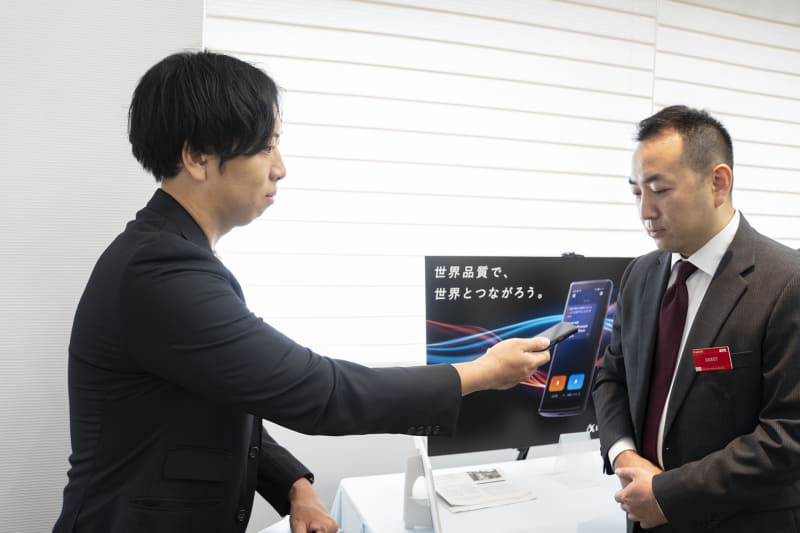 相手側に傾けると相手は翻訳結果を音声と文字で確認できる