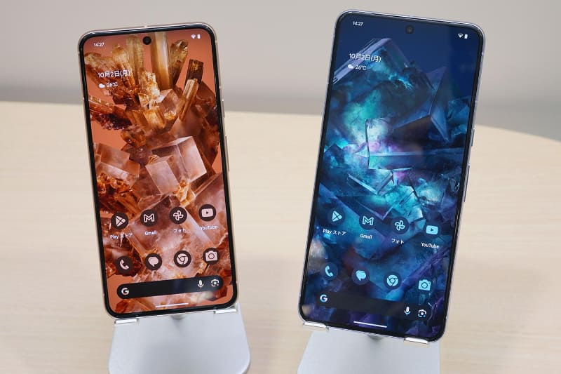 グーグルは、Pixel 8(左)とその上位モデルであるPixel 8 Pro(右)を発表した