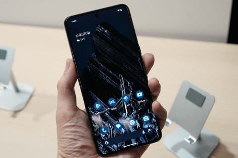 小さくなった「Pixel 8」と最上位「Pixel 8 Pro」 AI活用で“顔