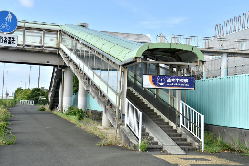 並木中央駅の右手に見えるのがシーサイドラインの本社兼車庫