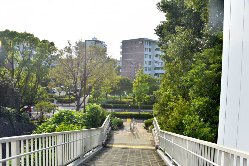 並木中央駅から見た金沢シーサイドタウンの住棟