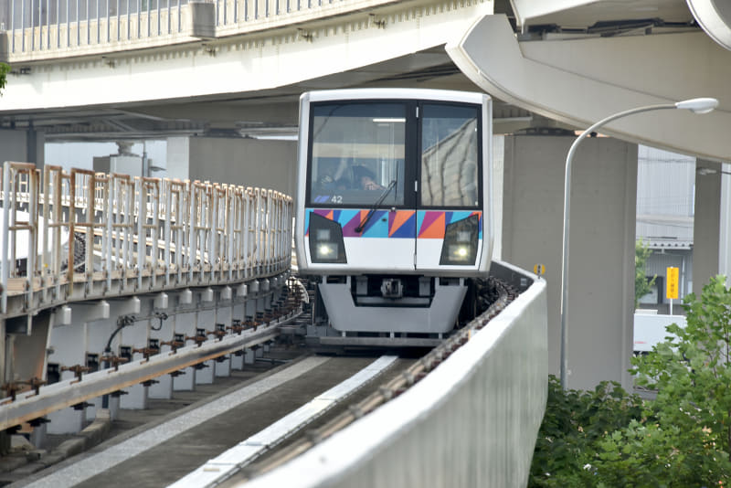 鳥浜駅の近くにある歩道橋から見るシーサイドライン