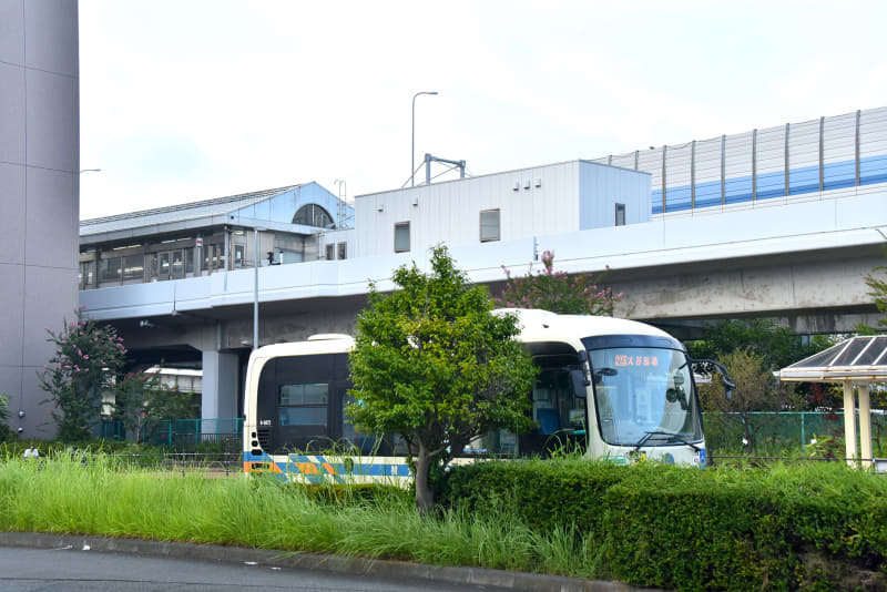 シーサイドラインの新杉田駅。駅前にはバスロータリーが併設され、JRの駅とも直結しているが、どことなく寂しい雰囲気
